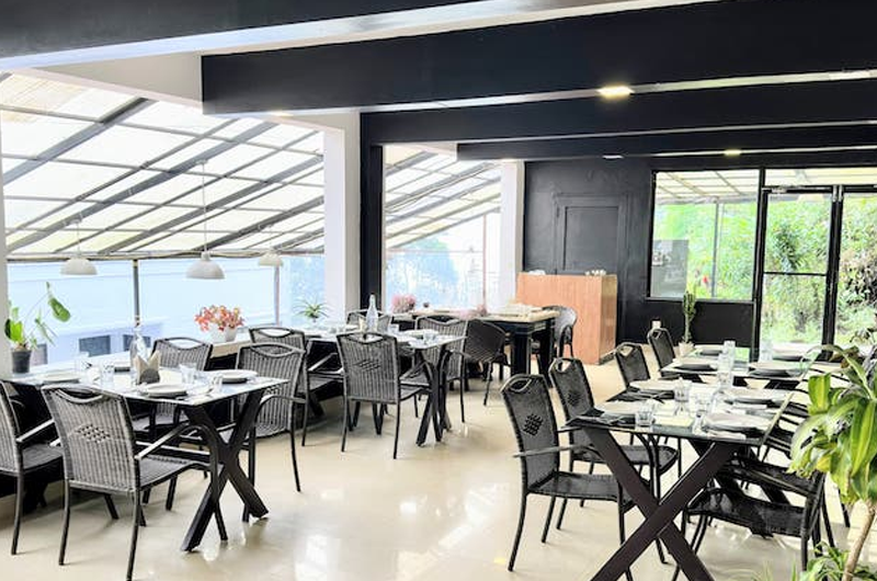 Scenic Restaurant at The Vue Munnar Retreat Resort in Munnar Offering a Cozy Atmosphere