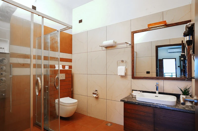 Modern ensuite bathroom with glass shower cubicle at Maram Resort Mamalakandam