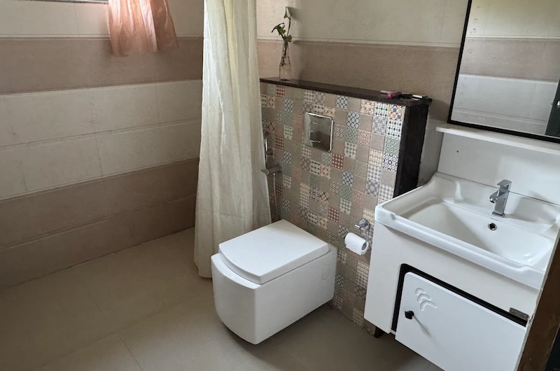 Clean and well-maintained resort bathroom with modern fixtures at Mannoor Farmstay Munnar