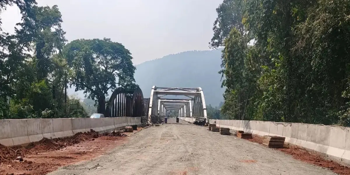 New Neriamangalam bowstring arch bridge under construction parallel to the old bridge over Periyar River