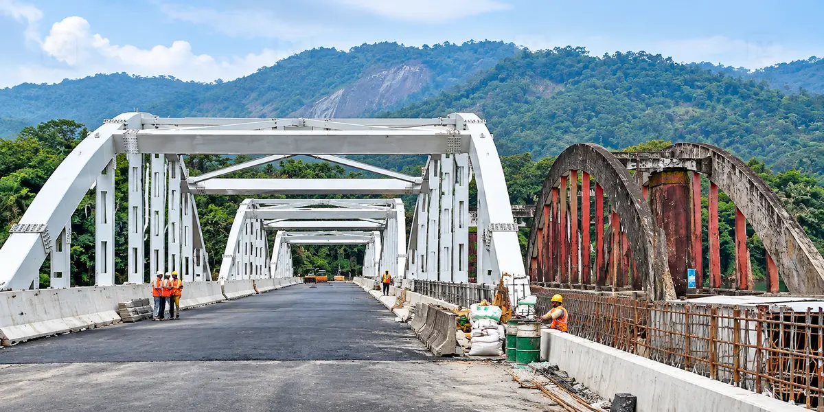 New Neriamangalam bowstring arch bridge under construction parallel to the old bridge over Periyar River
